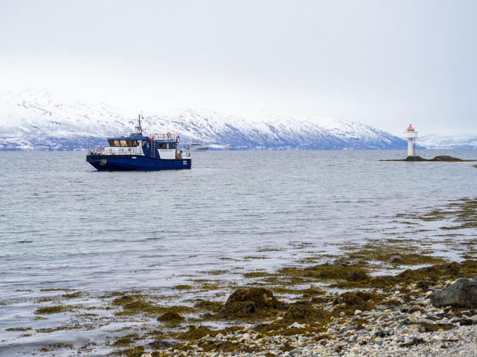Skipper Harald Knotten ankrar opp Fiskeridirektoratet sin båt Rind utanfor Hamna i Tromsø under dugnadsdykket. Foto: Liv Anette Luane, Det kongelege hoffet